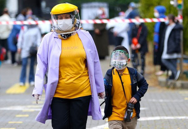 SOKAĞA ÇIKMA KISITLAMASI KADEMELİ OLARAK KALDIRILIYOR
