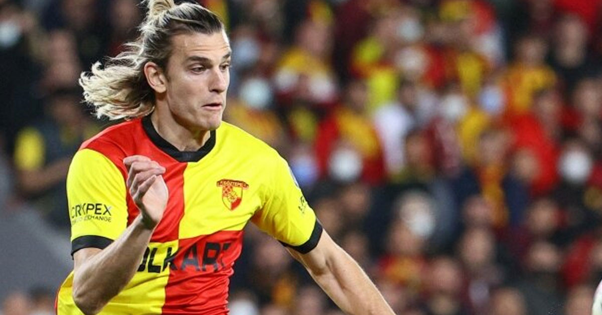 Eski oyuncuyu gözlerine kestirdiler