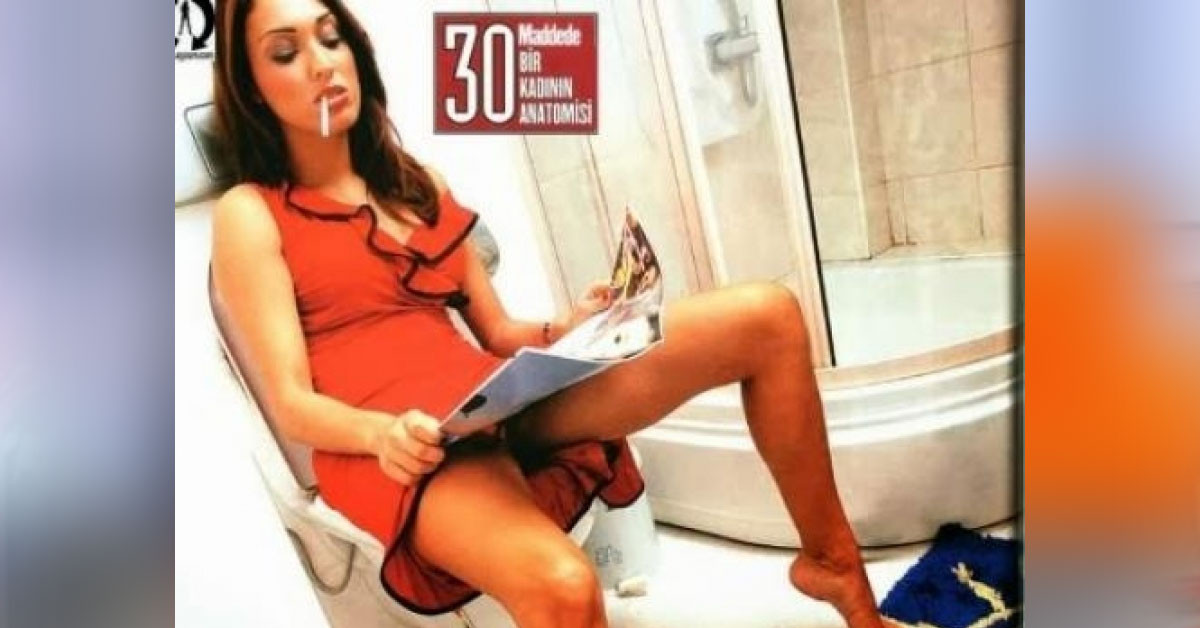 Klozetin üzerindeki pozu