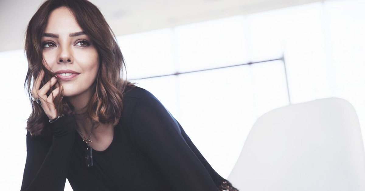 Emel Sayın'ın vokalistiydi