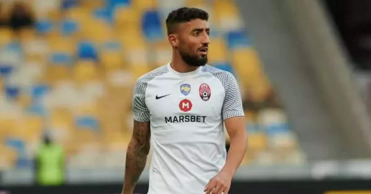 HANGİ MEVKİDE OYNUYOR?