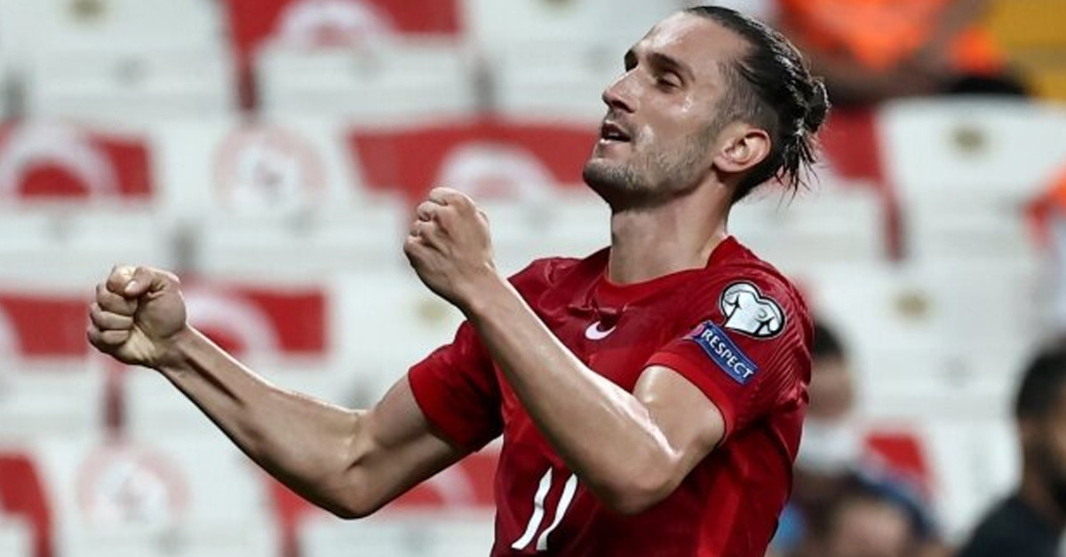 HANGİ MEVKİDE OYNUYOR?