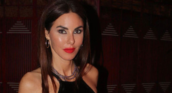 49’luk Defne Samyeli’den sahne şov! Sahnede bir anda soyunan ünlü şarkıcı izleyenlerin nefesini kesti