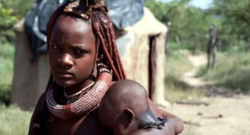 Afrika'da yaşayan kabilenin adetleri ve kuralları hayretler içinde bırakıyor