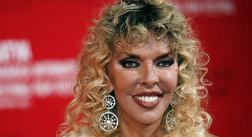 Ahu Tuğba fiziği ile genç kızlara taş çıkarttı! Yeşilçam'ın ünlü ismi Miami sahillerinde sereserpe pozlar verdi