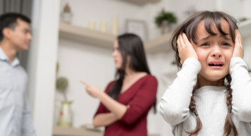 Aile içi şiddet çocukları nasıl etkiler? Aile içi şiddetin çocukta neden olacağı olumsuzluklar nelerdir? Aile içinde yaşanan şiddete karşı çocuğun gösterdiği tepkiler ve korunması