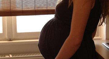 Akılalmaz olay! 5. kez ikizlere hamile olduğunu öğrenince kocası evi terk etti! İşte talihsiz kadının hikayesi...