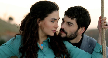 Akın Akınözü Kimdir?