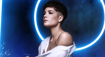 Alev Aydın’la evli olan şarkıcı Halsey’in iç çamaşırlı pozları beğeni rekoru kırdı