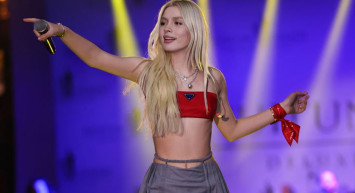 Aleyna Tilki yatak odasından poz verdi üzümleri de mahremine alet eden genç şarkıcı bu gidişle çarpılacak