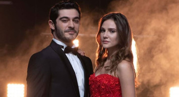 Alina Boz ve Sevgilisi Mithat Can Özer Tatil Sezonunu Açtı!