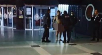 Alkol Alan Adam Belediye Binası Önünde Soyundu!