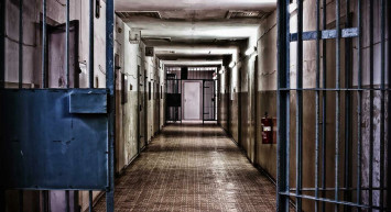 Amerika'da gardiyan pantolonuna delik açıp mahkumla cinsel birliktelik yaşadı