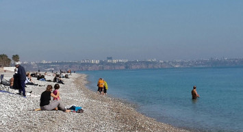 Antalya’da Kış Unutuldu: Denize Akın Ettiler