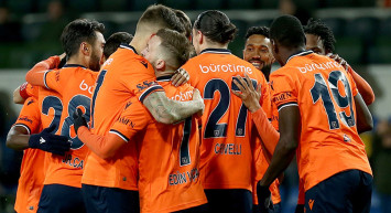 Antalyaspor, Başakşehir Forması Giyen Enzo Crivelli'yi Transfer Etti!