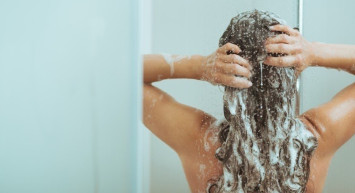 Artık duş alırken bile rahat yok! Öfkeli eş banyo yapan kadını gizli gizli izleyen tacizciyi öldüresiye dövdü