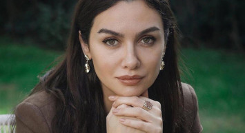 Aşkını ilan etti! Birce Akalay yakışıklı oyuncuyla sarmaş dolaş: Bunu seviyorum!