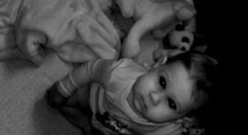 Asla tahmin edemedi! Bebeğinin odasına kamera koyan anne gördükleri karşısında dehşete düştü