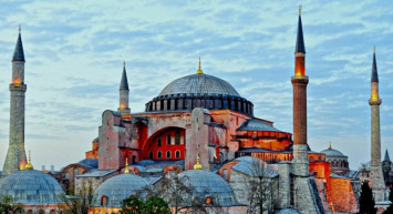 Ayasofya’da tahribat devam ediyor! Yavaş yavaş yok edilen tarihi yapının şimdi de mermerlerini kırdılar