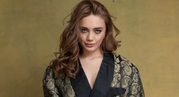 Aziz dizisinin yıldız ismi Damla Sönmez cesur pozları ile takipçilerini çoşturdu