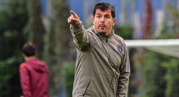 Başakşehir Teknik Direktörü Emre Belözoğlu, Beşiktaş'ın yıldızı Cyle Larin'in transfer edilmesini istiyor!