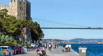 Bebek sahilde rezil anlar! Yabancı uyruklu şahıs çırıl çıplak güneşlendi, başımıza taş yağacak