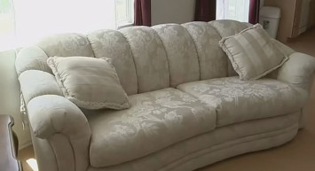 Bedava aldığı koltuğun içinden öyle bir şey çıktı ki, bütün hayatı değişti