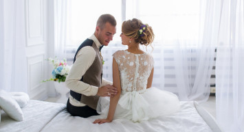 Bekaretle alakalı duyduğunuz her şeyi unutun: Gelinin annesi, gerdek gecesini seyredip şahitlik ediyor