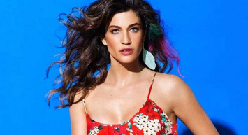 Berrak Tüzünataç'tan cesur pozlar! İddialı elbisesiyle dans etti!