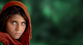 Bir Fotoğrafla Hafızalara Kazınan Afgan Kızı Şarbat Gula Ülkesinden Kaçarak İtalya’ya Yerleşti