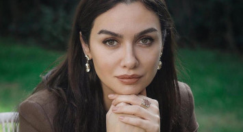 Birce Akalay ünlü oyuncuyla el ele görüntülendi: Aşk orucunu yakışıklı isimle bozdu!