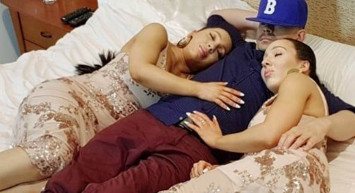 Bu genişlik Bolu Tüneli’nde yok! Aynı adamla nişanlanan ikizlerin görüntüleri sosyal medyayı salladı! Görenler gözlerine inanamadı Yatak odasında aynı anda adamla...