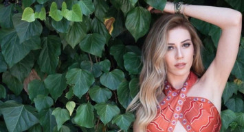 Bu nasıl anne! 8 aylık Sinem Kobal görenleri kendine hayran bıraktırıyor