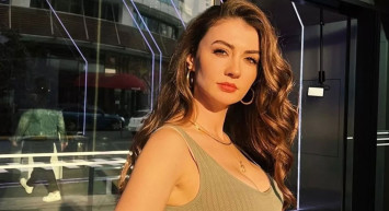 Burcu Özberk tatillere doyamadı! Verdiği mini etekli pozlarla erkekleri kendisine hayran bıraktı