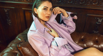 Burcu Özberk’ten parmak ısırtan pozlar! Tişörtü küçük gelince göğüs frikiği kaçınılmaz oldu gören gözlerini alamadı