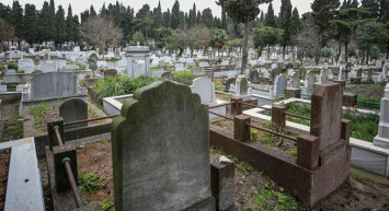 Büyükbabasının mezarında fotoğraf çekilen torun mahkemelik oldu