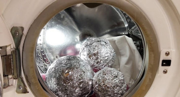 Çamaşır makinenize birkaç alüminyum folyo topu atın ve neler olduğunu görün!