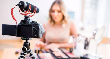 Canlı yayında korkunç olay! Tiktok fenomenin yüzüne asit attılar