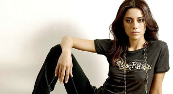 Cansu Dere Şahsiyet dizisinin galasında süper mini elbisesiyle olay yarattı!