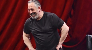 Cem Yılmaz seyirciye sinirlenip sahneyi terk etti! Ünlü komedyenden ilk açıklama geldi