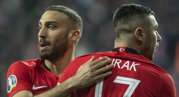 Cenk Tosun'un Menajeri Beşiktaş'a Transfer Olacağı İddialarına Yanıt Geldi!