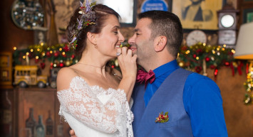 Ceyda Düvenci, Eşi Bülent Şakrak'ı Öpücüklere Boğdu!