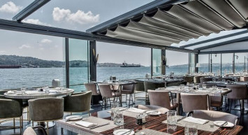 Çıplaklar restoranı açıldı önünde uzun kuyruklar oluştu burada giyinik olmak yasak!