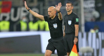 Cüneyt Çakır'ın Kuveyt'te Yönettiği Maç Olay Oldu!