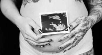 Daha neler! İnternetten sipariş ettiği spermle kendini hamile bıraktı ‘Kendi başıma döllendim’