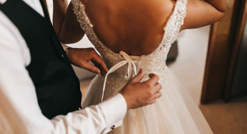 Damat ve gelinin odasına baskın yaptılar