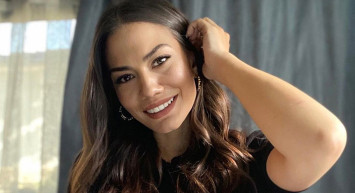 Dekolteyi Abartan Demet Özdemir 