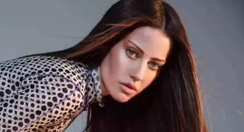 Derya Uluğ da külot trendine uydu: Bir bakan bir daha baktı! ''Altına bir şey giymedi sandım''