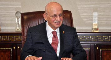 Dindar Anayasa Çağrısında Bulunan İsmail Kahraman Kimdir?