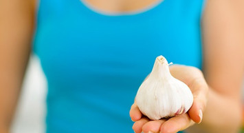 Doğal antibiyotiğin mucizesi! Genç kadın her gece sarımsak kürünü denedi sonucuna kocası bile inanamadı